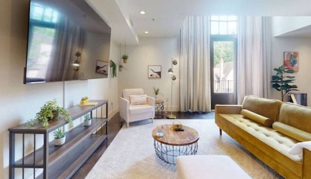 Charmingly Trendy Cloverdale Loft - Gated Parking!