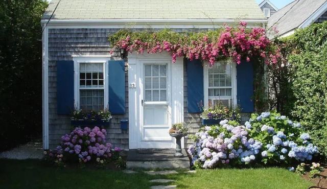 Charnming two story cottage in Brant Point