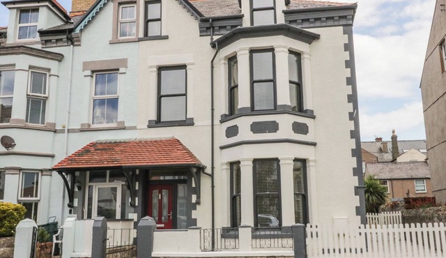 CHARNWOOD VILLA, family friendly, with a garden in Llandudno