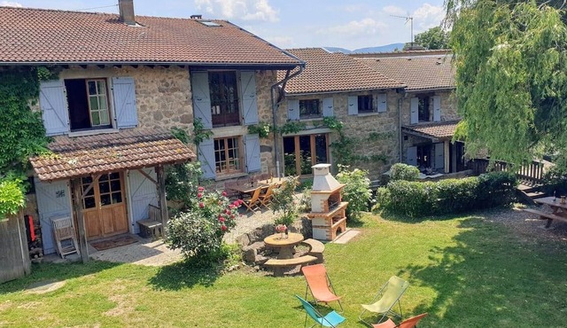 Charrette Fleurie group gîte (15 people) with large activity room