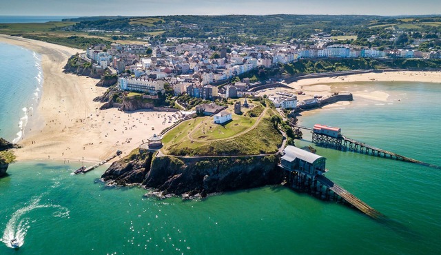 Chart House is a stunning five-storey Grade II listed town house, set in a quiet cobbled street in t