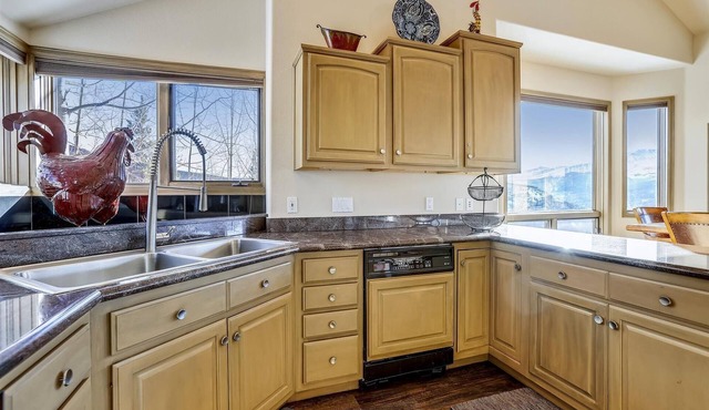 Charter Ridge 10 Spacious 4BR townhome in Breckenridge with ski area views and hot tub!