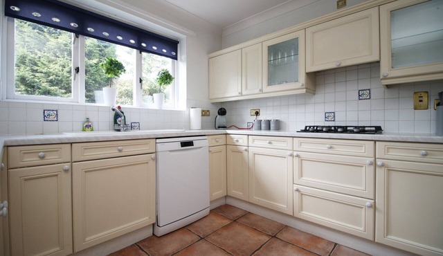 Chartwell Grove (Spacious 7 BR with FREE parking)