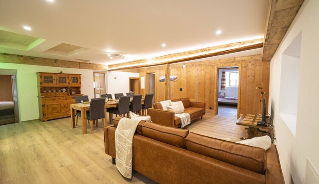 Chasa Capricorn Sent: Spacious 5-room apartment in alpine chic style in the heart of Sent