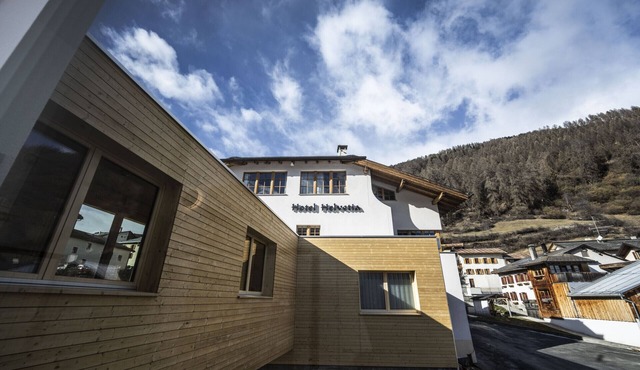 Chasa Helvetia Trai: Newly built 3.5 room holiday flat with exclusive hotel service