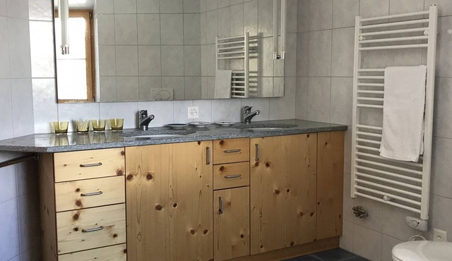Chasa Pro La Tuor: Renovated exclusive 4.5-room flat in an Engadine house in the historic residential tower from the 13th century