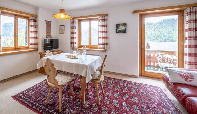 Chasa Rosa 1: 3.5-room apartment in the idyllic and sun-drenched mountain village of Vnà
