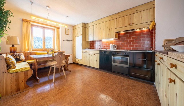Chasa Rosa 2: 2.5-room apartment in the idyllic and sun-drenched mountain village of Vnà
