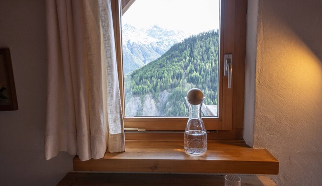 Chasa Rosa 3: 3.5-room apartment in the idyllic and sun-drenched mountain village of Vnà