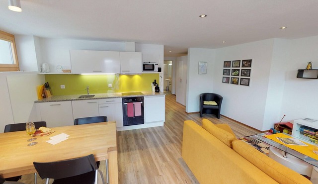 Chasa Samalgors: Modern and family-friendly 3-room apartment in the idyllic mountain village of Tschlin