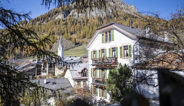 Chasa Suot Chastè: 4.5-room attic flat directly under the Ardez tower