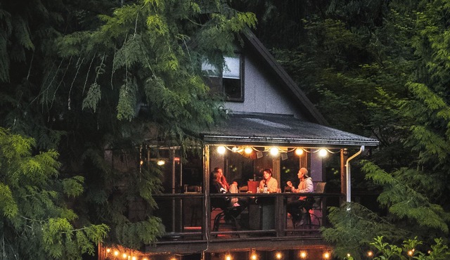 Chase’s River Cabin Over River Deck Hot Tub