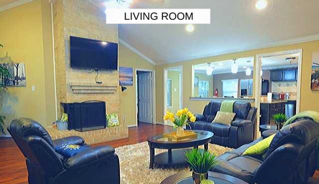 Chaseview · Big Home - 4 bedrooms/5 queen beds Houston area