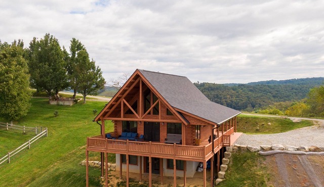 Chasing Clouds Cabin - year round views, river access