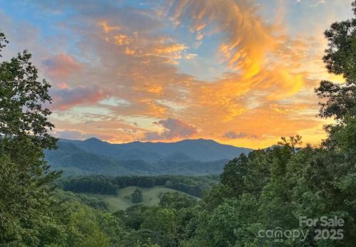 Chasing Sunsets: A Cozy 2-Bedroom Cabin in Smoky Mts with Stunning Mountain Views.
