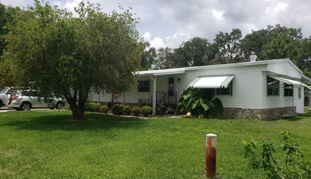 Chassahowitzka 2-bedroom double wide mobile home with WiFi, AC, Hot Tub, kayaks