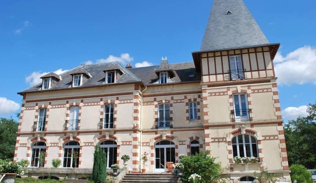 Chateau 150kms south of Paris for 15 people