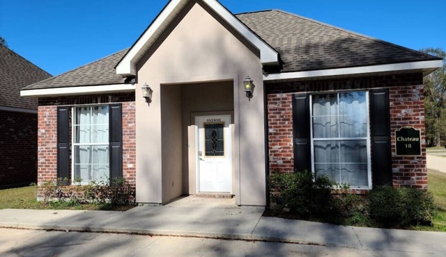 Chateau 18, spacious townhouse in Tickfaw, LA