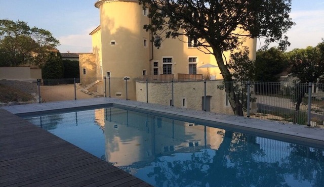 Chateau apartment for 4 people with shared pool