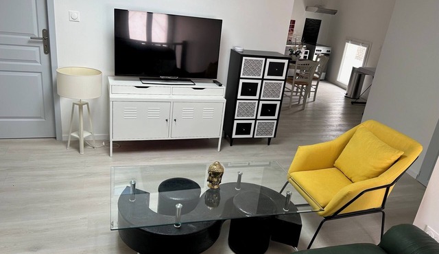 Chateau apartment, quiet location close to tourist attractions. Dogs welcome