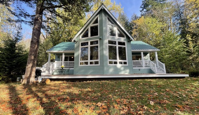 Château Baring Riverfront House with hot tub, EV, near Stevens Pass and hiking!