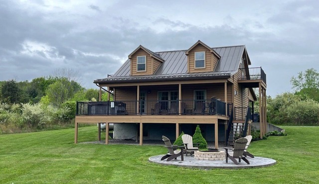 Chateau cabin with hot tub, pool table, lake view