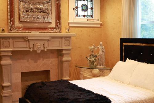 Chateau Connellsville Art Deco Suite