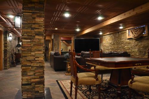 Chateau Connellsville Medieval Royal Chamber