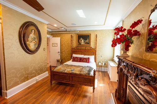 Chateau Connelsville Renaissance Era Suite