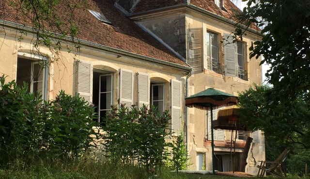 Chateau D'Aigremont Detached wing 5 bedrooms 4 bathrooms living room kitchen park.