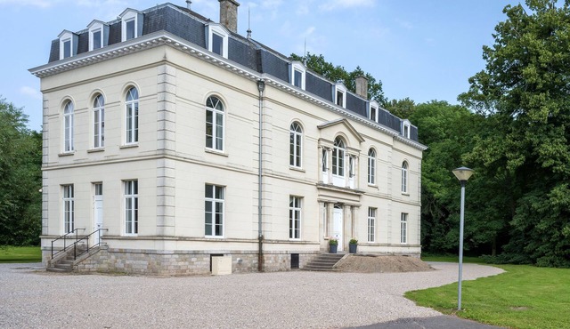 Chateau Dans Parc Arboré