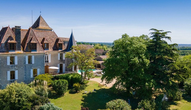 Chateau de Carsac with park and heated pool, perfect for families and groups.