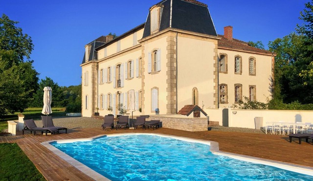 CHATEAU DE LA COUTERE, Votre château privé, avec piscine situé une vallée privée