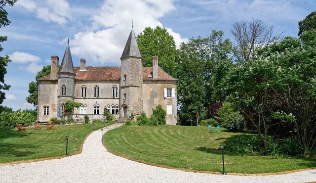 Château de Millery, Studio Closer to the Stars