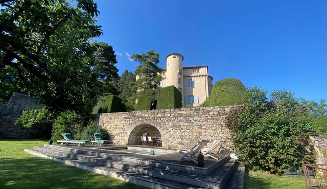 Château de Saint-Leons, historic residence dating from the 15th century
