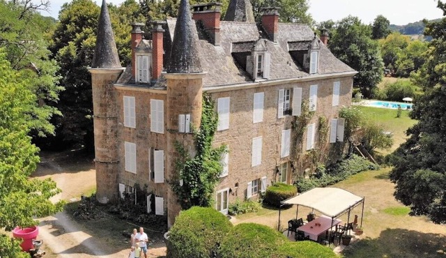 Chateau de Sarrazac, beautiful castle in the Dordogne