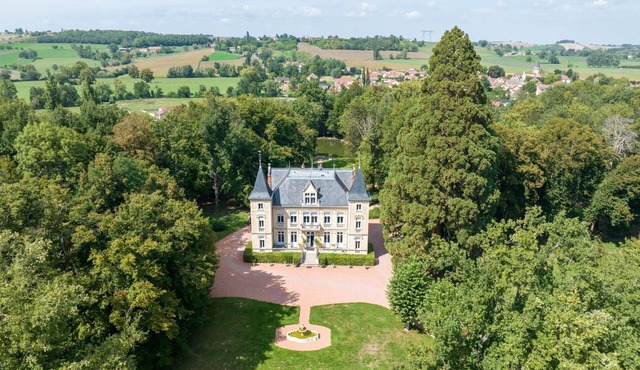 Chateau Des Daims - Six Bedroom Castle, Sleeps 12