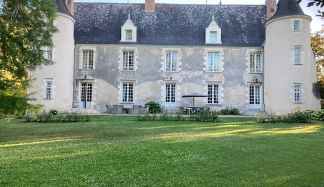 Château des Archevêques in the heart of a village