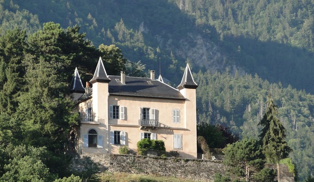 Château des Tours, panoramic view, the charm of a large family home.