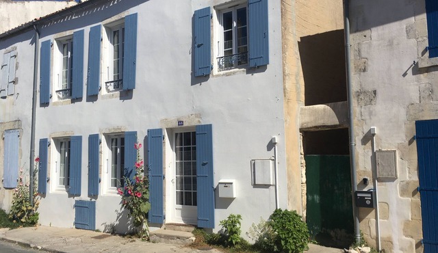 Chateau Doleron, Intra-muros, house with garden, 300m from beach and market