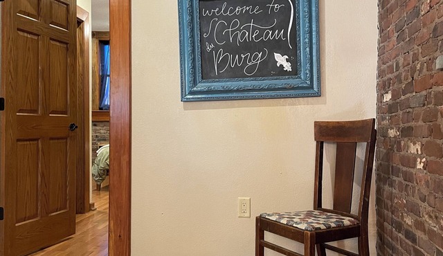 Chateau Du Burg-Historic 1bd, downtown, dog friendly, free breakfast and coffee