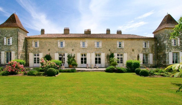 Chateau Duras - Five Bedroom Castle, Sleeps 11