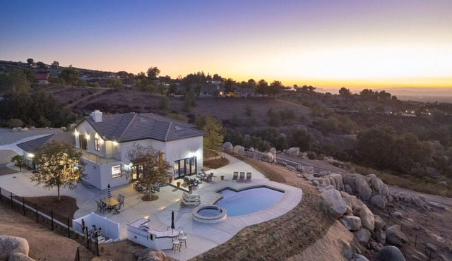 🌟Chateau Evie James - High End Luxury Home w/Pool, Hot Tub, Game Room! WEEKDAY SPECIALS🌟
