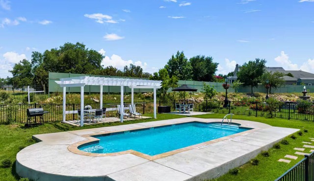 Chateau-Faverolle, 2 Private Bedrooms & pool