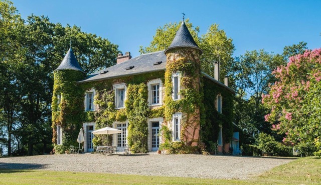 Chateau Bellevue - Eight Bedroom Castle, Sleeps 16