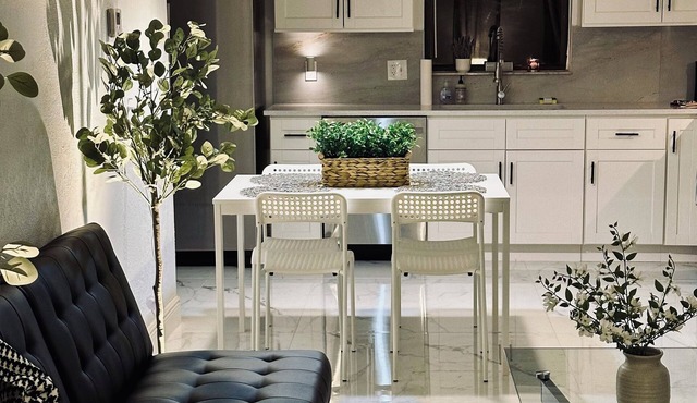 Chateau Guest House, Delray Beach. Modern 3 king bed oasis just off Atlantic Ave