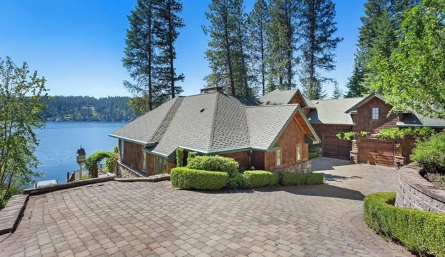 Chateau Lac Hayden-Lake Front Luxury w/Boats & Polaris rentals, lots of toys