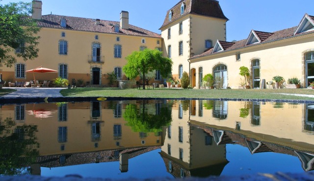 Château Lacoste, 200m from Lacoste lake and its sandy beach.