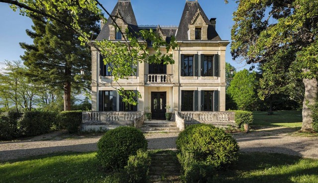 Château Lacoste - fairytale château in the heart of Bordeaux wine country w pool