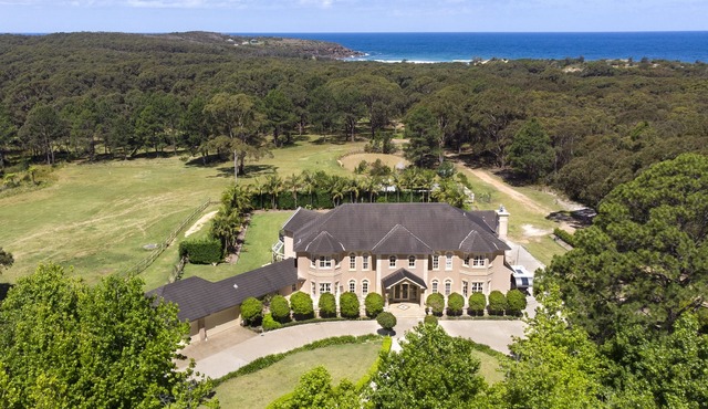 Chateau Morrow - luxurious accommodation with access to the beach